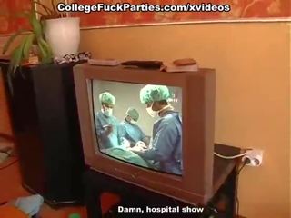 นักเรียน จาก the ทางการแพทย์ วิทยาลัย มี x ซึ่งได้ประเมิน วีดีโอ ที่ the ปาร์ตี้